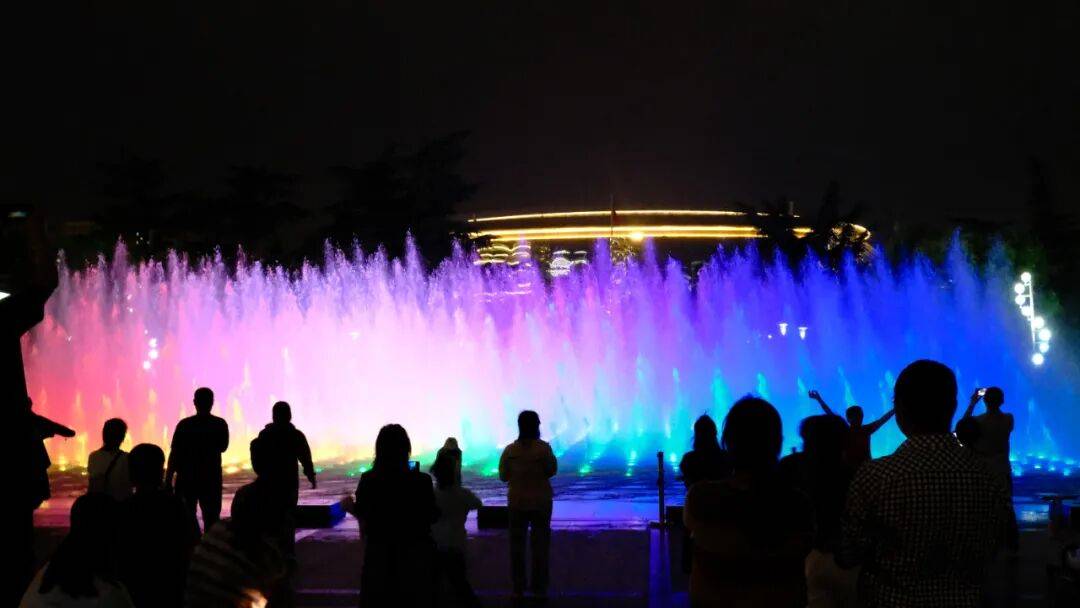 國(guó)慶假期<strong></p>
<p>音樂(lè)噴泉
</strong>，長(zhǎng)安公園音樂(lè)噴泉開放啦:音樂(lè)噴泉
