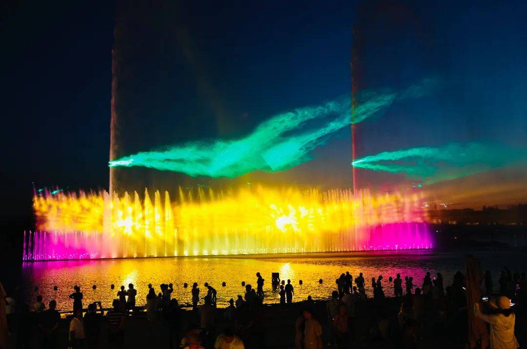 26日起<strong></p>
<p>音樂噴泉
</strong>，37天狂歡！水幕光影秀×粉沙灘×音樂噴泉，等你來~:音樂噴泉
