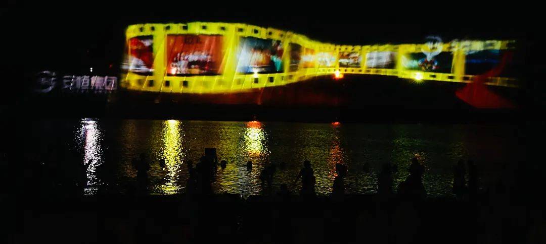 26日起<strong></p>
<p>音樂噴泉
</strong>，37天狂歡！水幕光影秀×粉沙灘×音樂噴泉，等你來~:音樂噴泉
